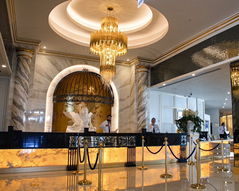 Hall d'hôtel élégant, atmosphère feutrée.