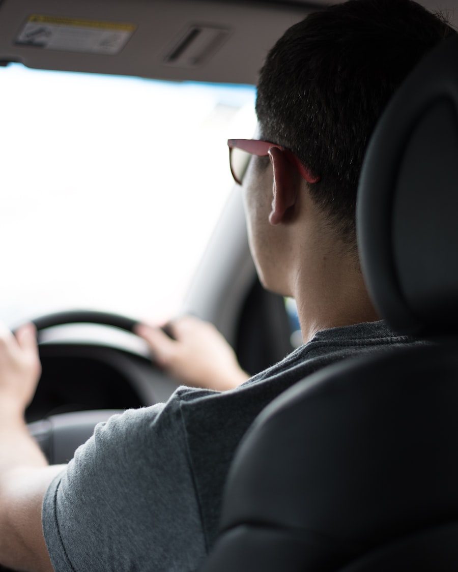 Chauffeur au volant, mains posées sur le volant.